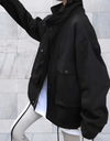 Annie -Lang en oversized jasje met knoopsluiting en diepe zijzakken