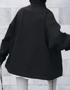 Annie -Lang en oversized jasje met knoopsluiting en diepe zijzakken