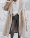 Enne - Witte lange en oversized open jas van dik bont