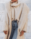Enne - Witte lange en oversized open jas van dik bont